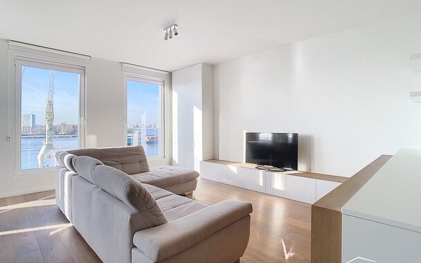 Hedendaags volledig gerenoveerd appartement (ca 75m²) met frontaal uitzicht op de Schelde in een monumentaal gebouw op het Eilandje. Woon- en eetkamer (ca. 30m²) op parket met open ingerichte keuken met eiland voorzien van kookplaat, dampkap, combi oven