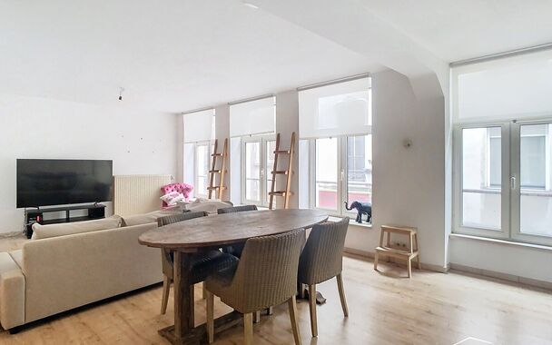 Gezellig éénslaapkamer appartement op centrale locatie aan Hendrik Conscienceplein.
Inkomhal met vestiaire en gastentoilet. Ruime en lichte leefruimte (ca. 32m²) op laminaatvloer. Open keuken uitgerust met gasfornuis, traditionele oven en dampkap. Aans