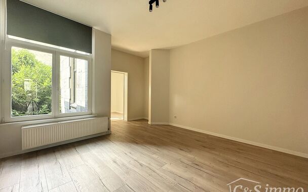 Recent volledig gerenoveerd appartement met 2 slaapkamers, gelegen op de eerste verdieping van een kleinschalig gebouw. Het appartement bevindt zich op een toplocatie nabij het centrum van Antwerpen en op wandelafstand van het Centraal Station.

De indeli