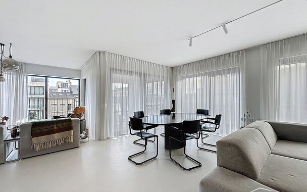 Op de 4de verdieping van een exclusief gebouw bevindt zich dit luxueuze appartement, waarbij de lift rechtstreeks uitkomt in de privatieve inkomhal &mdash; een unieke troef die meteen de toon zet voor het hoogwaardige wooncomfort dat dit pand biedt.
De ruime 