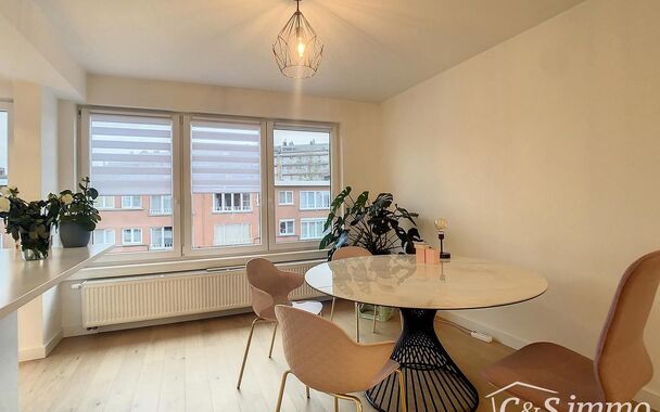 Appartement gelegen op de tweede verdieping op wandelafstand van het gemeentepark Bremweide. Inkomhal met apart toilet. Ruime woonkamer(ca. 31m&sup2;) met aansluitend de halfopen keuken met eiland. De keuken (ca.12m&sup2;) is voorzien van een kookplaat, dampkap, 