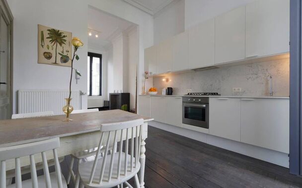 In een neoclassicistisch gebouw met slechts vier units &mdash; een zeldzaamheid &mdash; vind je een appartement waar authenticiteit niet gecounterfeit is. Hier klopt alles: licht, lijnen, en locatie. Hart van Antwerpen Zuid. Alles op wandelafstand.

- LIGGING -
K