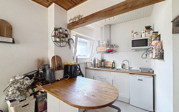 In het centrum van Antwerpen, vlakbij het Centraal Station, bevindt zich dit charmante appartement met een gunstige hoekligging, waardoor je geniet van veel natuurlijke lichtinval. Het appartement beschikt over een gezellige leefruimte met een open keuken