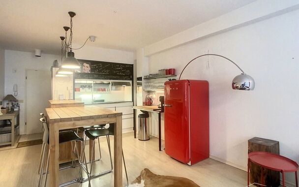 Gezellig en bemeubeld &eacute;&eacute;nslaapkamer appartement, centraal gelegen tussen de hippe modewijk en het trendy Zuid. Via de lift naar eerste verdieping. Privatieve inkomhal met toegang tot toilet en vestiairekast. Lichte woonkamer (ca. 28 m&sup2;) op laminaat met