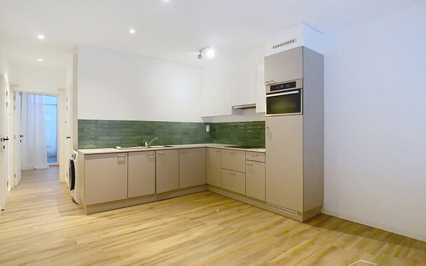 Gelijkvloers 1-slaapkamerappartement te huur, recent gebouwd en gunstig gelegen nabij Park Spoor Noord en de Slachthuislaansite. 
Bij binnenkomst betreed je de woonkamer (ca 19m&sup2;). De vloer is voorzien van keramische tegels met een parketlook. De woonkam