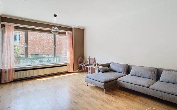 Betreed een knus appartement met &eacute;&eacute;n slaapkamer. Stap binnen in deze gezellige thuis, gelegen op de eerste verdieping van een bescheiden gebouw met lift. De ruime woonkamer baadt in het warme namiddaglicht en biedt tevens toegang tot een charmant terras