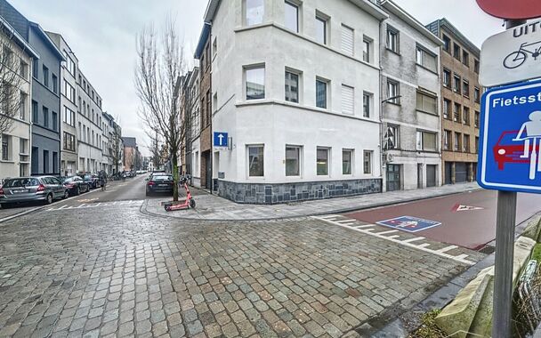 In het centrum van Antwerpen, vlakbij het Centraal Station, bevindt zich dit charmante appartement met een gunstige hoekligging, waardoor je geniet van veel natuurlijke lichtinval. Het appartement beschikt over een gezellige leefruimte met een open keuken
