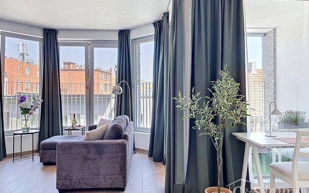Welkom in dit verzorgde, volledig bemeubelde appartement waar alles klaarstaat om je meteen thuis te laten voelen. Een aangename plek om tot rust te komen na een drukke dag, met een warme en praktische inrichting.

De lichtrijke woonkamer is zonder twijfe