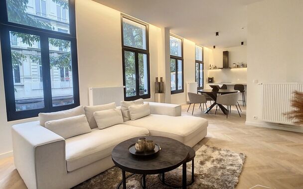 Lichtrijk appartement in een volledig gerenoveerd gebouw, ideaal gelegen tussen het Modemuseum en het Zuid. Het appartement werd kwalitatief en stijlvol afgewerkt met oog voor comfort en detail.
Via de inkomhal betreedt u de ruime woon- en eetkamer (ca. 3