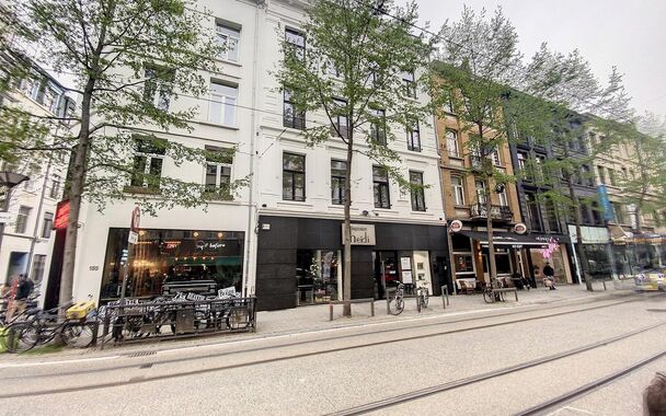 Enorm licht appartement in een volledig gerenoveerd gebouw. Dit appartement is gelegen tussen het Modemuseum en het Zuid. Het appartement is kwalitatief afgewerkt. Inkomhal, ruime woon- en eetkamer (ca.32m&sup2;) met hoge plafonds op een visgraadparket met ee