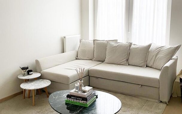 Ontdek dit prachtig afgewerkte nieuwbouwappartement (2017), gelegen in de gegeerde residentie Kaai 37 aan het Kempisch Dok. Dankzij de uitstekende ligging en de gunstige energiescore (A) geniet u hier van comfortabel en energiezuinig wonen.

Via de ruime 