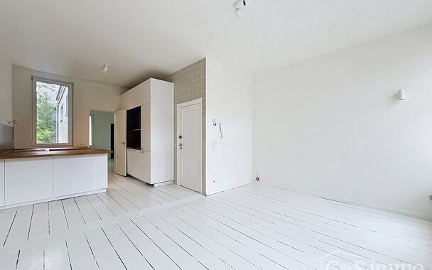Lichtrijk en volledig gerenoveerd appartement met &eacute;&eacute;n slaapkamer, gelegen op wandelafstand van het park Hof Van Leysen in de Harmoniewijk..
Het appartement bevindt zich op de tweede verdieping in een kleinschalig gebouw. Een lichtrijke leefruimte met op