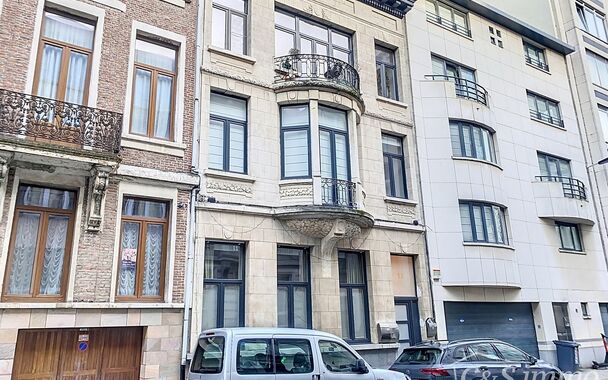 Een goed gelegen appartement op de eerste verdieping, gelegen in een rustige straat nabij het stadspark. De ruime woonkamer (ca.30 m&sup2;), voorzien van een plankenvloer, biedt een aangename leefruimte met een erker van circa 1 m&sup2; aan de voorzijde, perfect 