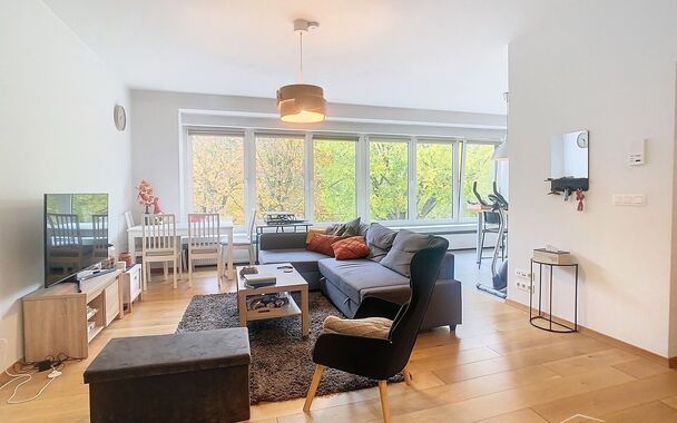 Stijlvol  appartement (ca.80 m²) met uitzicht op het Leeuwerikpark, nabij de invalswegen en autostrade. Inkomhal met vestiaire, ruime woon- en eetkamer (ca. 32 m²) op parketvloer. Half-open geïnstalleerde keuken voorzien van keramische kookplaat, dampk