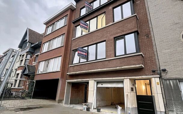 Op de tweede verdieping van een recent gerenoveerd gebouw bevindt zich dit volledig vernieuwde appartement met een zonnig terras van ca. 5m². De ligging is ideaal: vlak bij Pulhof, de Universiteit Antwerpen en alle belangrijke invalswegen.
De oplevering 