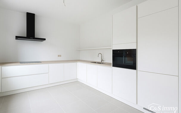 Op de derde verdieping van een recent gerenoveerd gebouw bevindt zich dit volledig vernieuwde appartement met een zonnig terras van ca. 5m². De ligging is ideaal: vlak bij Pulhof, de Universiteit Antwerpen en alle belangrijke invalswegen.
De oplevering i