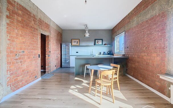 Appartement op wandelafstand van Te Boelaarpark in een kleinschalig gebouw met lift. 
Een ruime leefruimte op een mooie laminaat baadt in het daglicht. 
Aansluitend de open keuken met inductie, koelkast,oven, lavabo en aansluiting voor wasmachine. 
De rui