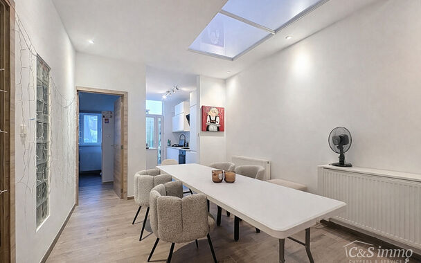 Dit recent gerenoveerde gelijkvloerse appartement met privatieve tuin is rustig gelegen in Deurne en biedt een comfortabele en moderne woonomgeving.

De lichtrijke en ruime woon- en eetkamer is afgewerkt met tegellaminaat, wat zorgt voor een warme uitstra