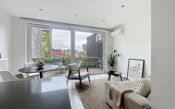 In het hart van het geliefde Deurne Zuid, tussen het Boelaarpark en het Boekenberghpark, vind je dit prachtig appartement terug op de tweede verdieping van een charmant en kleinschalig gebouw. Bij het betreden van het appartement kom je in de gezellige wo