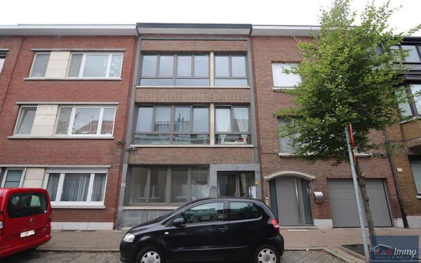 Verzorgd tweeslaapkamer appartement met terras op de 2e verdieping. Ruime inkomhal op laminaat voor een comfortabel ontvangst met mogelijkheid tot vestiaire. Gesloten keuken voorzien van alle nodige inbouwtoestellen: koelkast, diepvriezer, kookplaat en ov