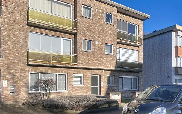 Verzorgd en ruim hoekappartement (ca. 95m&sup2;) in een rustige woonwijk met 2 slaapkamers. Dit appartement bevindt zich op de 2e verdieping in een klein gebouw met lage onkosten. Inkomhal met apart toilet en vestiaire, ruime woon- en eetkamer (ca. 35m&sup2;) op 