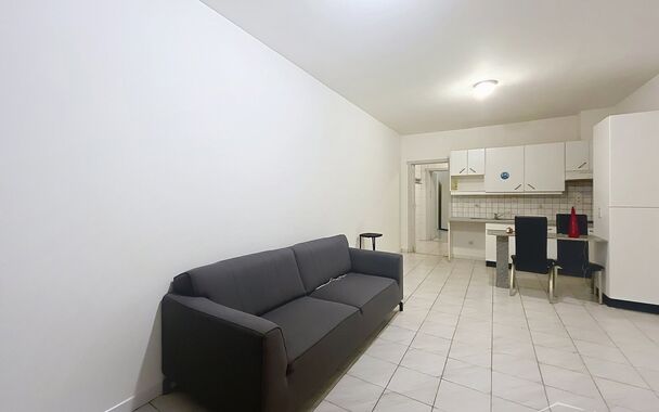 Gelijkvloers 1-slaapkamerappartement in het centrum van Brecht gelegen achteraan het gebouw. Woonkamer (ca. 20m&sup2;) op keramische tegelvloer met een open keuken voorzien van kookplaat en dampkap. Slaapkamer (ca. 12m&sup2;) en ingerichte badkamer met ligbad, la