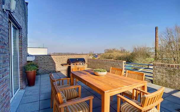 Ontdek dit te renoveren lichtrijke duplex appartement in het centrum van Aartselaar in een zone 30 straat. 
Het appartement gelegen op de tweede verdieping van een kleinschalig gebouw biedt alle nodige luxe aan rust. 
U treedt de woonst binnen via de hall