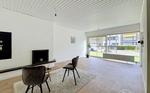 Ontdek dit vernieuwde appartement in een rustige straat nabij het centrum van Aartselaar.
Recent werden de opfrissingswerken afgerond en geniet u nu van een instapklaar appartement in een onderhouden kleinschalig gebouw.
U komt binnen in de hal voorzien v