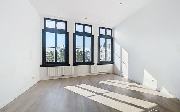 Verhuurrendement van 4%!
Dit lichtrijke 1-slaapkamer appartement is gelegen in een kleinschalig gebouw, perfect gesitueerd op wandelafstand van Park Spoor Noord, Rooseveltplaats en het Centraal Station.
Op de eerste verdieping bevindt zich de ruime leefru