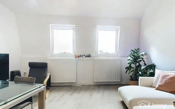 Dit lichte en gezellige 1-slaapkamerappartement bevindt zich in een kleinschalig gebouw op een bruisende locatie, op wandelafstand van Park Spoor Noord, de Rooseveltplaats en het Centraal Station.
Op de derde verdieping geniet de ruime leefruimte (ca. 20m