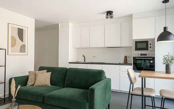 Dit verzorgde gelijkvloerse appartement combineert comfort, functionaliteit en buitenruimte in één aantrekkelijk geheel. Met een leefruimte van 22 m² geniet je van een lichtrijke en gezellige woonomgeving, voorzien van een open, volledig ingerichte keu