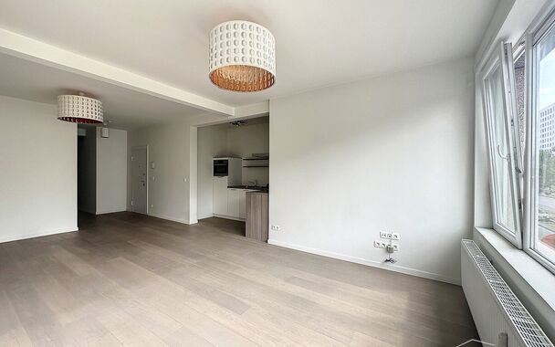 Ontdek dit ruim en lichtrijk starters appartement dichtbij het centrum van Antwerpen met een absolute topscore qua mobiliteit. Ruime en lichtrijke eet-, en woonkamer (ca. 30m²) op parketvloer met open ingerichte keuken voorzien van keramische kookplaat, 