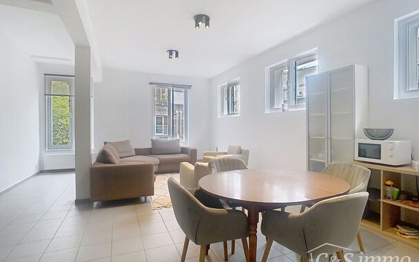 Instapklaar hoekappartement met zonne dakterras op toplocatie aan UA. Ideaal voor starters of investeerders
In dit verzorgde gebouw, aan de rustige achterzijde op de eerste verdieping, bevindt zich dit charmante hoekappartement.
Via de beveiligde inkomdeu