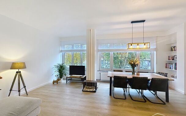 Ontdek dit prachtig gerenoveerde appartement op de eerste verdieping van een goed onderhouden gebouw vlakbij Wilrijk.
De ruime inkomhal biedt directe toegang tot alle vertrekken en creëert meteen een gevoel van ruimte en comfort.

Dankzij de hoekligging 