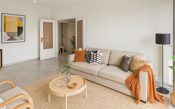 Op wandelafstand van het groene Park Spoor Noord bevindt zich dit recent gerenoveerde dakappartement.
Bij het binnenkomen tref je een inkomhal met ingebouwde kasten en aansluiting voor een wasmachine. De lichtrijke woonkamer (ca. 25 m&sup2;) met tegelvloer be