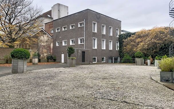 Instapklaar hoekappartement met zonne dakterras op toplocatie aan UA. Ideaal voor starters of investeerders
In dit verzorgde gebouw, aan de rustige achterzijde op de eerste verdieping, bevindt zich dit charmante hoekappartement.
Via de beveiligde inkomdeu