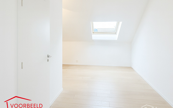 Ontdek dit verzorgd &eacute;&eacute;n slaapkamer dakappartement, ideaal voor de investeerder/eindgebruiker. Het appartement is voorzien van verschillende praktische upgrades, waaronder vernieuwde ramen met dubbel glas, elektrische rolluiken en kwalitatieve afwerkinge