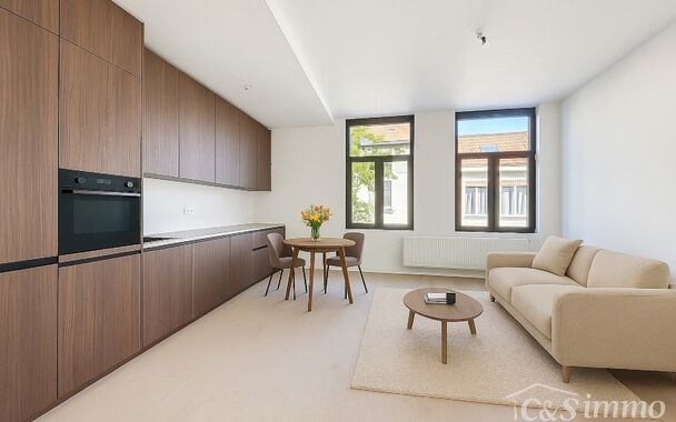 Dit charmante vernieuwde appartement met terras gevestigd in een klein gebouw,  biedt een perfecte balans tussen comfort en stijl, gelegen in de levendige en vernieuwende wijk Stuivenberg. 
Dit appartement ligt op wandelafstand van het parkcomplex Stuiven