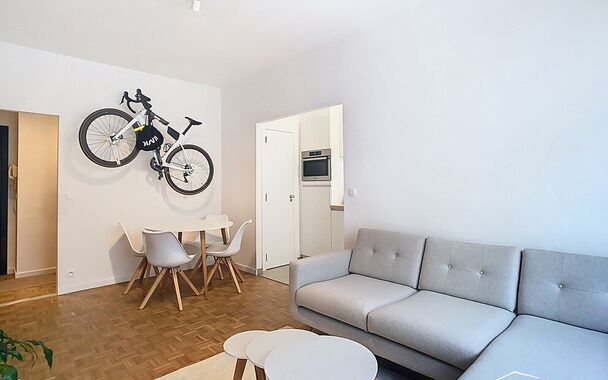 Dit gerenoveerd 1-slaapkamer appartement bevindt zich in een goed onderhouden gebouw. vlakbij Park Spoor Noord. Via de inkomhal betreedt u de lichtrijke woonkamer (ca.17m&sup2;) aan de achterzijde gelegen. De keuken (ca.7m&sup2;) bevindt zich aansluitend en is vo