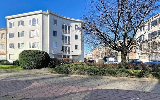 Gelegen op de derde verdieping van een karaktervol vintagegebouw bevindt zich dit aangename appartement van ca. 107 m&sup2; met een ruim en zonnig terras van ca. 18 m&sup2;, in de gegeerde Expowijk. Via de inkomhal met afzonderlijk toilet en praktische berging be