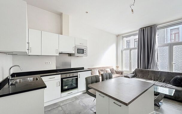 Op een boogscheut van Park Spoor Noord een instapklaar gelijkvloers appartement met terras.
Bij het betreden van het appartement komt u in de lichtrijke woonkamer (22 m&sup2;), die naadloos overgaat in een open, volledig ingerichte keuken. De keuken is uitger