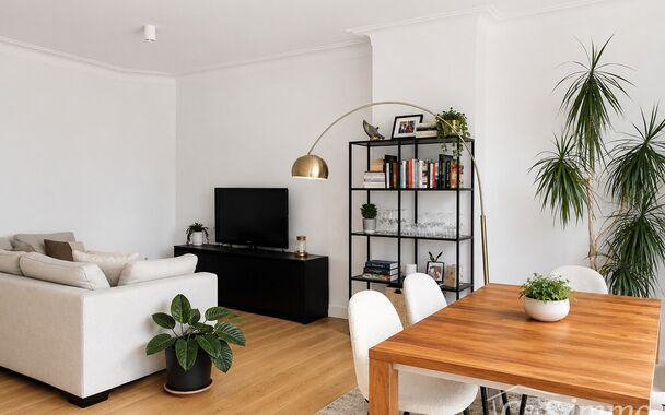 Stijlvol gerenoveerd appartement op de bovenste verdieping van een kleinschalig gebouw in de expowijk.
Inkomhal, lichtrijke leefruimte (31 m&sup2;), afgewerkt met een mooie laminaatvloer. De grote vernieuwde ramen zorgen voor overvloedig natuurlijk licht en e