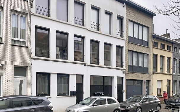 Mooi appartement op de tweede verdieping met een riant terras. Inkomhal, lichtrijke leefruimte (ca 37m&sup2;) met een open ge&iuml;nstalleerde keuken. De moderne keuken is uitgerust met keramische kookplaat, oven, dampkap, vaatwasser en koelkast met vriesvak. Van
