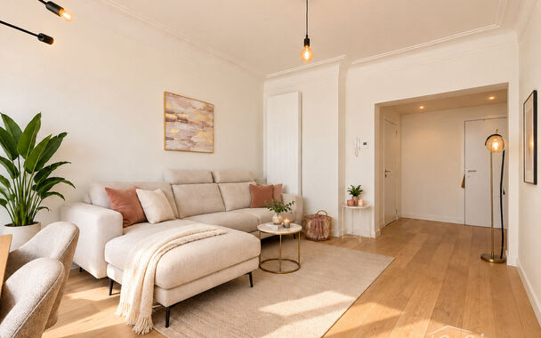 Op zoek naar een goed ingedeeld appartement op een uiterst centrale locatie? In de Lange Kievitstraat, op wandelafstand van het Centraal Station en vlak bij winkels, horeca en openbaar vervoer, bevindt zich dit aangename appartement op de tweede verdiepin