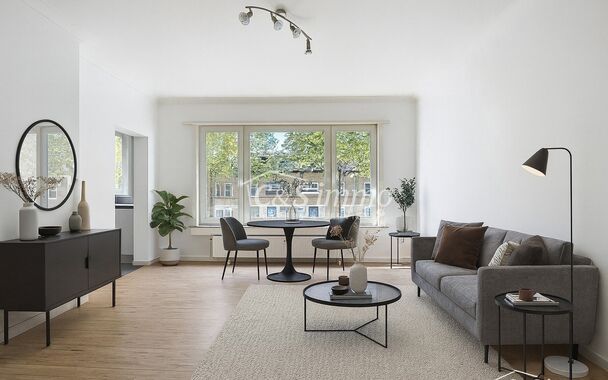 Licht appartement op wandelafstand van het Te Boelaarpark en diverse winkels.
De inkomhal leidt naar de woon- en eetkamer (ca. 23 m&sup2;) met laminaatvloer, aansluitend aan de praktische hoekkeuken. Het appartement beschikt over 2 slaapkamers (ca. 13 m&sup2; - 5