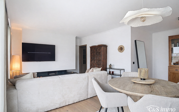 Welkom in residentie Willem de Brouwer. Op de achtste verdieping van dit goed onderhouden gebouw bevindt zich dit appartement, gelegen aan een gemeenschappelijke gang met slechts vier andere wooneenheden.
U betreedt het appartement via de inkomhal, die be