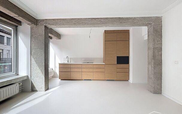 Ontdek dit recent gerenoveerde appartement op de eerste verdieping, gelegen in een bruisende en centrale buurt.
Via de ruime inkomhal, met mogelijkheden voor ingebouwde kasten, komt u naadloos in de lichtrijke woonkamer met een stijlvolle epoxyvloer en ee