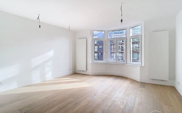 Ontdek dit volledig gerenoveerd appartement (2024) met natuurlijke lichtinval op een boogscheut van Te Boelaerpark & Boekenbergpark. In een kleinschalig gebouw met slechts 3 units vindt u dit appartement op de eerste verdieping. Leefruimte op parket met o