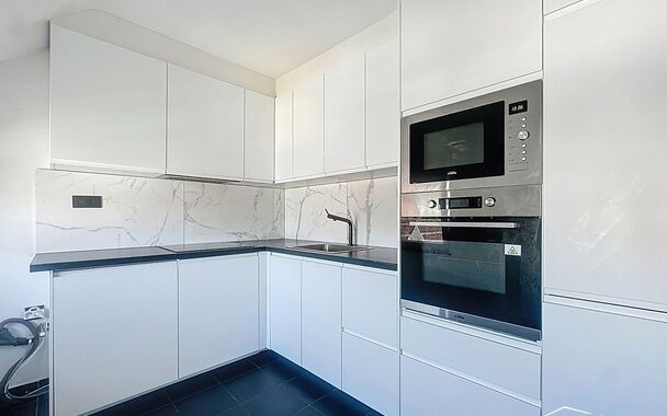 Triplexwoning op de tweede verdieping van een kleinschalig en rustig gebouw in het hart van Deurne. Dankzij de lage gemeenschappelijke kosten en aparte nutsvoorzieningen geniet je hier van betaalbaar wonen, zonder verrassingen. De woning is verdeeld over 