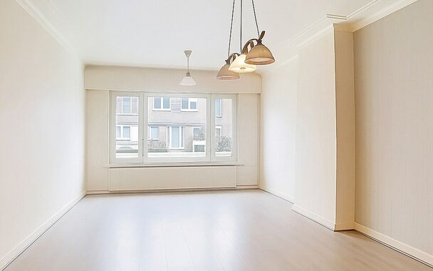 In een charmant, kleinschalig gebouw aan een doodlopende straat, op een steenworp van het groene Bisschoppenhofpark, vind je dit instapklare appartement op de gelijkvloerse verdieping. Een rustige ligging, veel lichtinval én moderne afwerking maken dit e